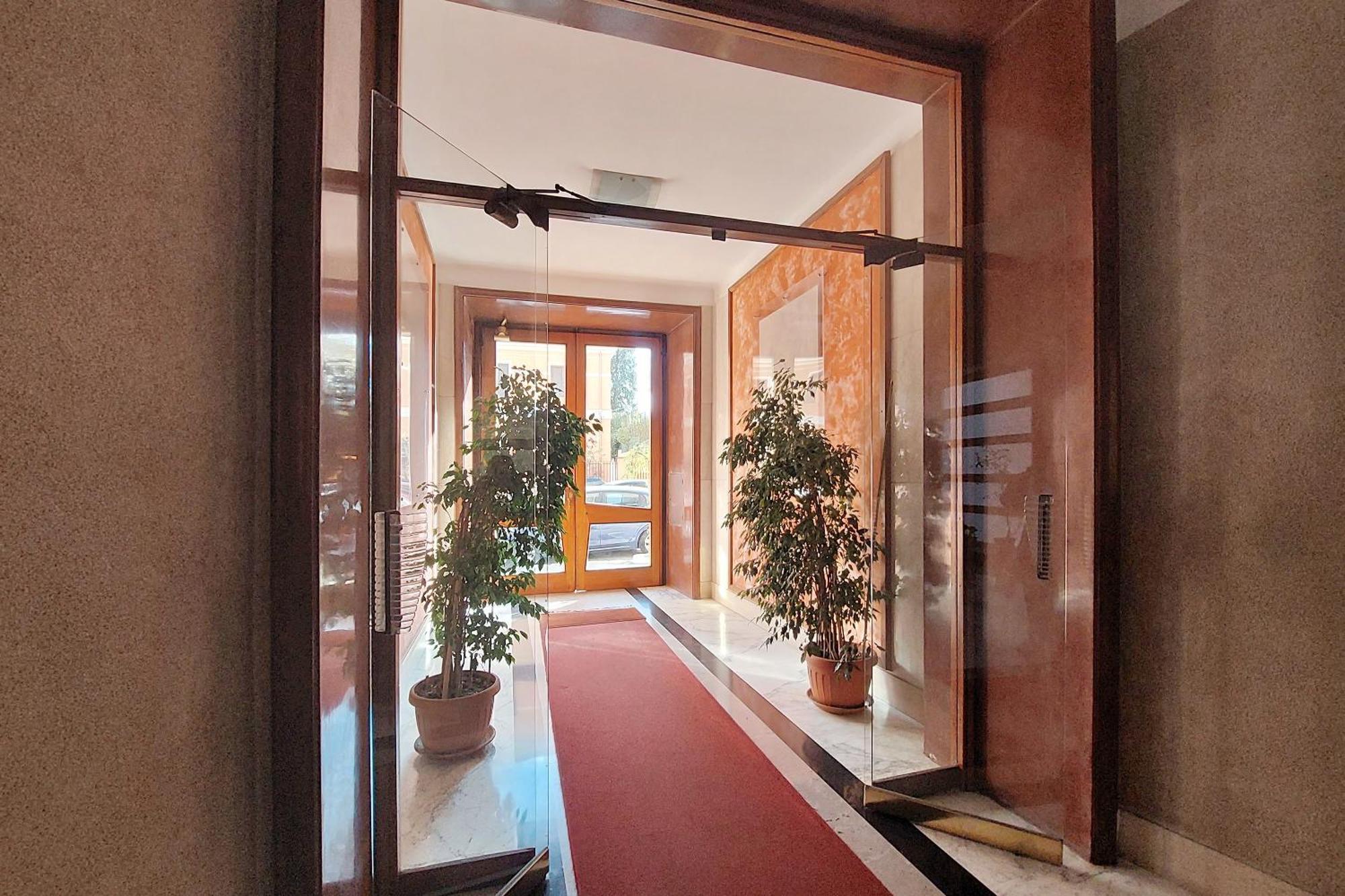 New With Terrace - 150m Metro A Apartamento Roma